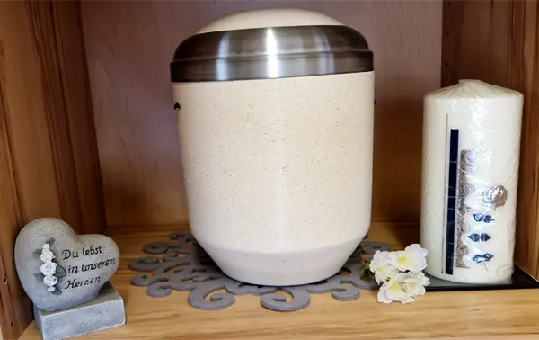 Urnen von der Bestattung Pius