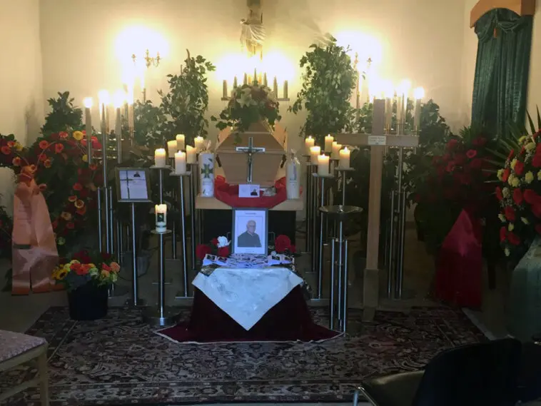 Schöne Zeremonie mit Bestattung Pius